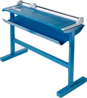 Роликовый (дисковый) резак Dahle 558 со столом-подставкой в комплекте Роликовый (дисковый) резак Dahle 558 со столом-подставкой в комплекте