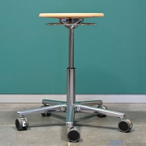 Оснащение мастерских Рабочий стул Standard с сиденьем из древесины бука, на колёсиках Оснащение мастерских Рабочий стул Standard с сиденьем из древесины бука, на колёсиках