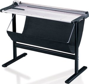 Роликовый (дисковый) резак Steiger R-200 (со столом) Роликовый (дисковый) резак Steiger R-200 (со столом)